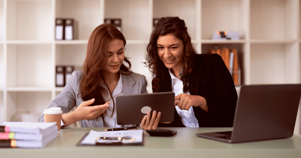 mulheres conferindo a automação para seguros